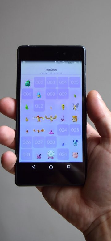 爱看影视 App 播放页截图，横屏画面占据上半屏，下方是进度条与清晰度切换按钮，夜间模式深色主题
